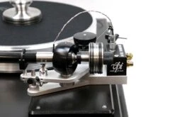 VPI Classic Signature HW Reference With Fatboy 10" Tonearm -High Quality Audio Store IMG 2064 56895aa9 bcae 4b5d bd8b 332881e961d0